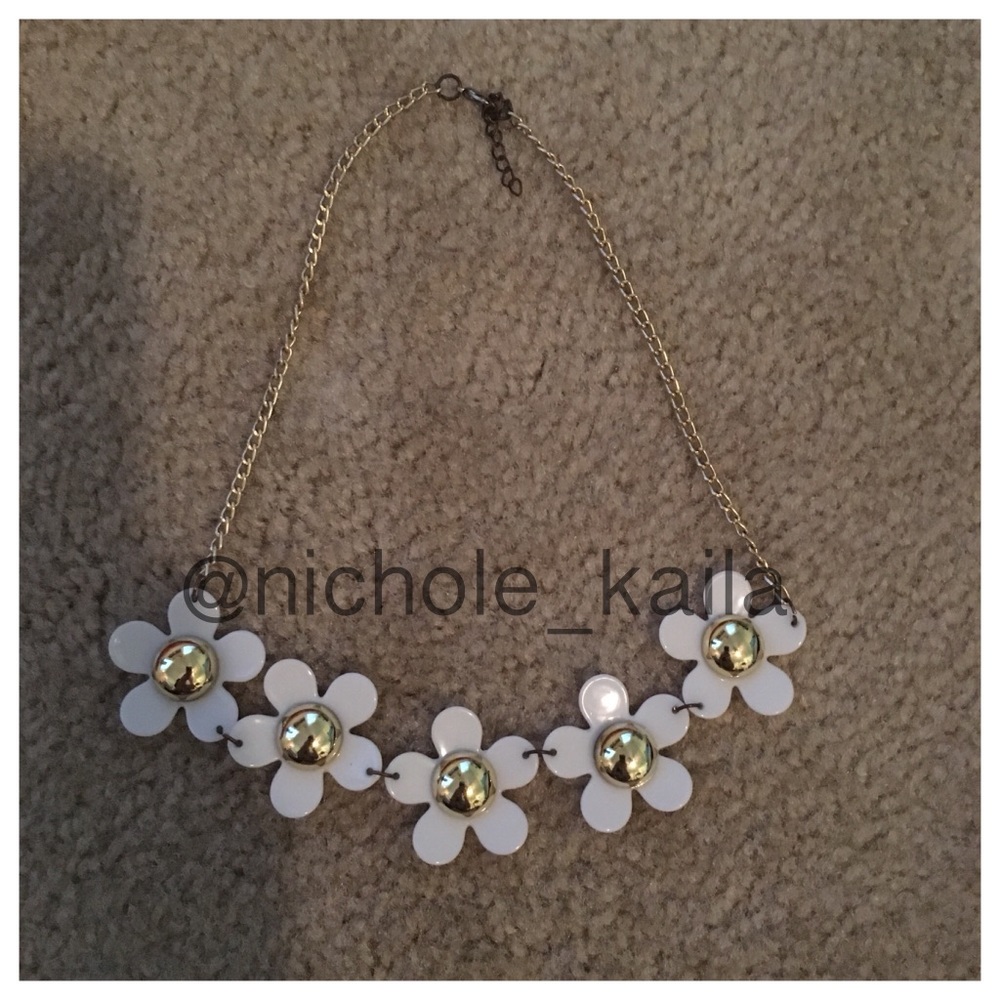 Daisy necklace